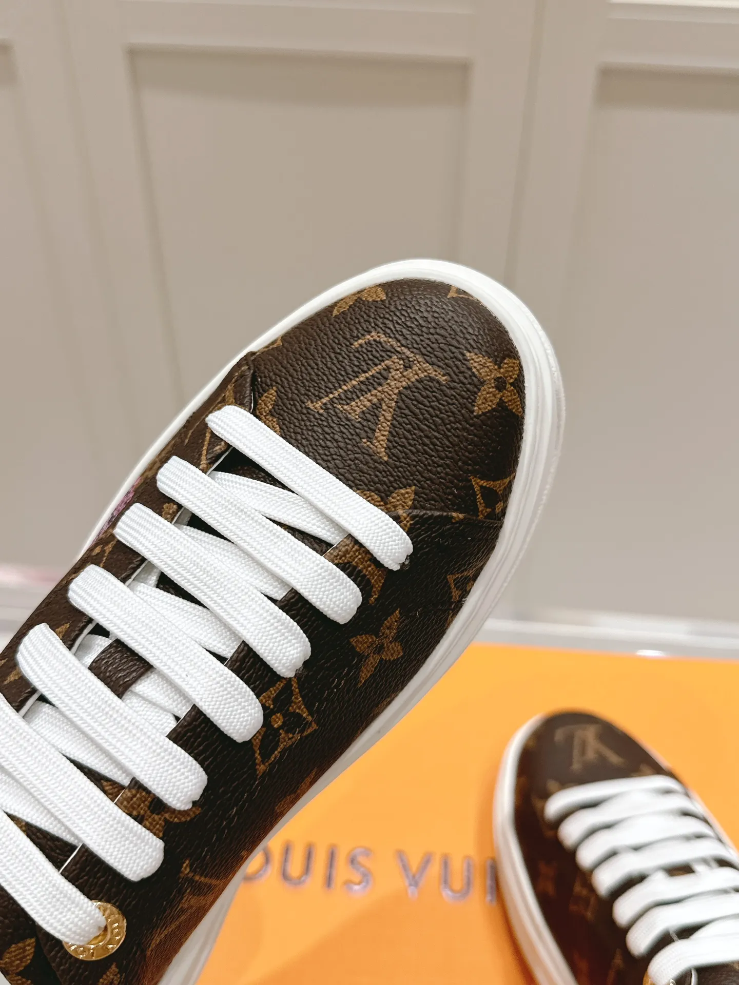 👟👟Ex-factory price 560👟👟 LV new white shoes, four-leaf clover🍀sunflower🌞 charm, add naughty and lively color to simple white shoes, easy to wear and durable, code number: 35+40 (41 customized)